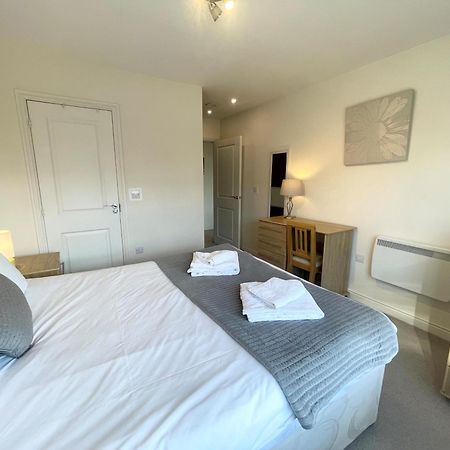 Blue Sky Apartments @Wallis Square, Farnborough Фарнбъро Екстериор снимка