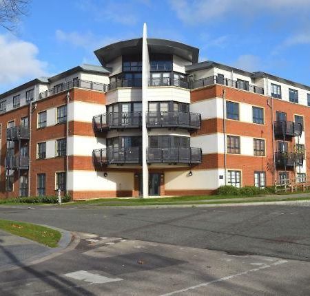 Blue Sky Apartments @Wallis Square, Farnborough Фарнбъро Екстериор снимка
