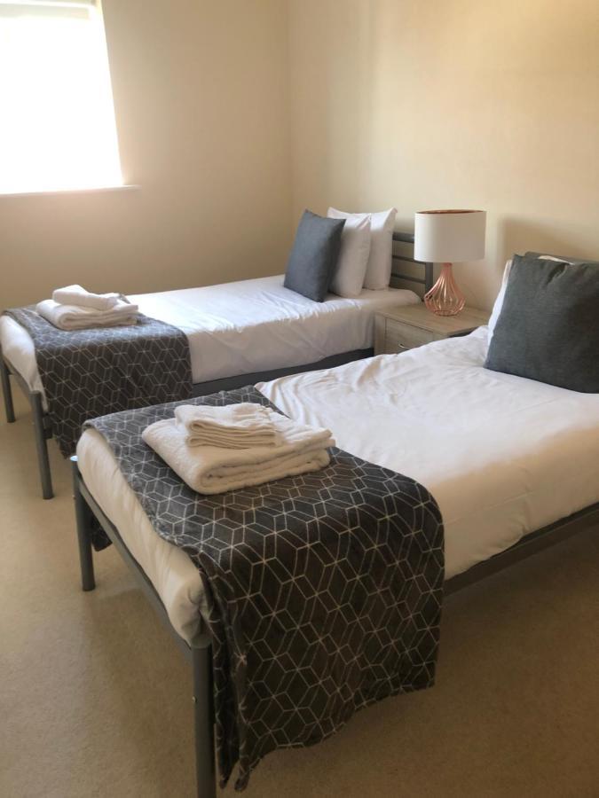 Blue Sky Apartments @Wallis Square, Farnborough Фарнбъро Екстериор снимка