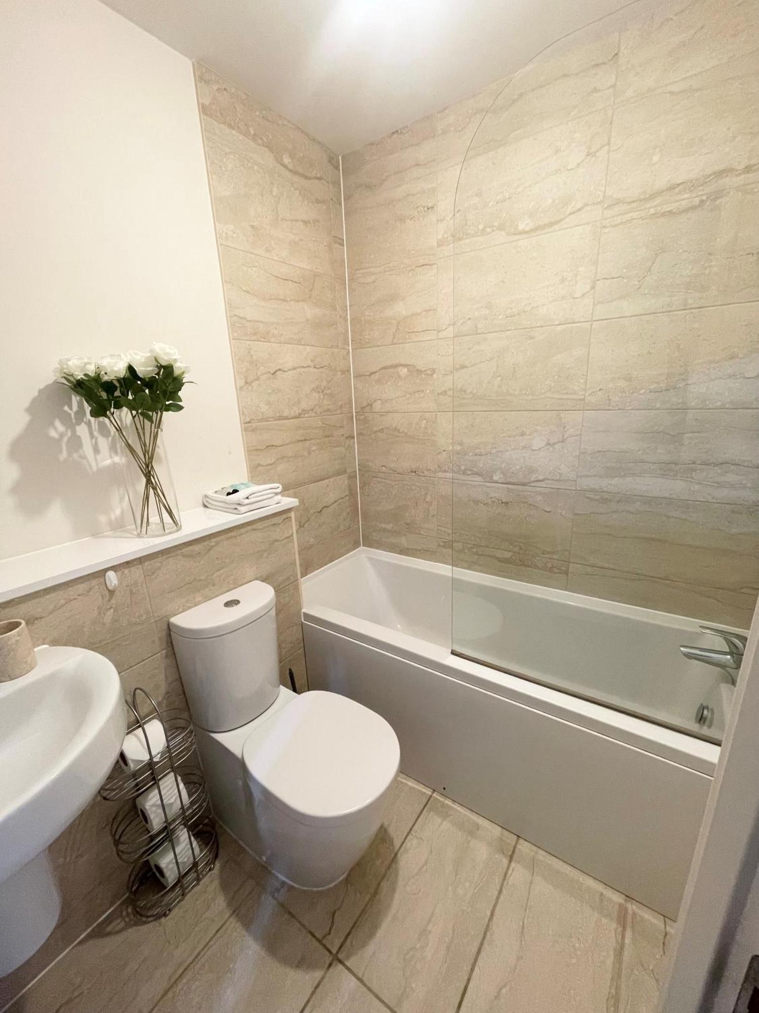 Blue Sky Apartments @Wallis Square, Farnborough Фарнбъро Екстериор снимка