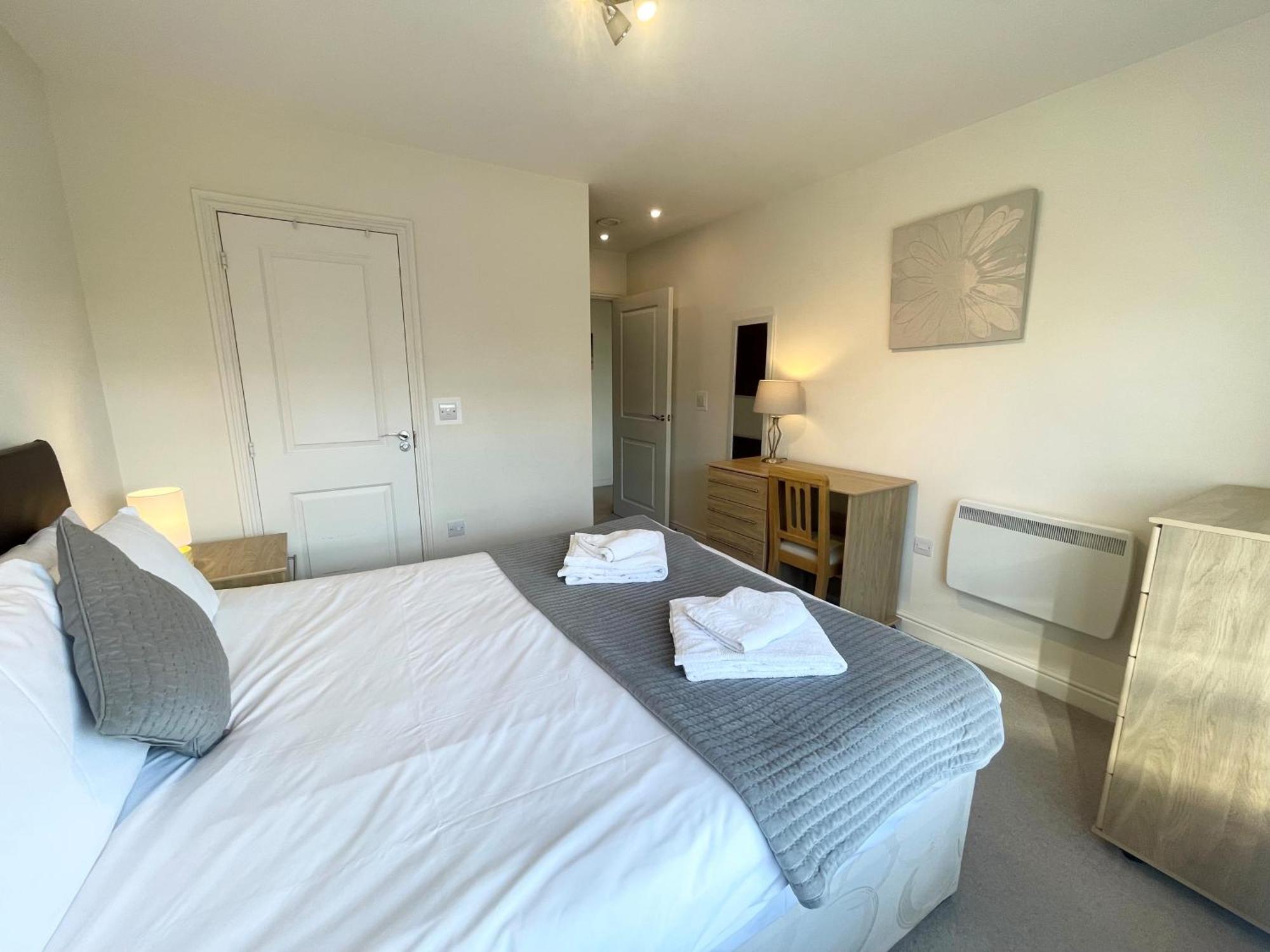 Blue Sky Apartments @Wallis Square, Farnborough Фарнбъро Екстериор снимка
