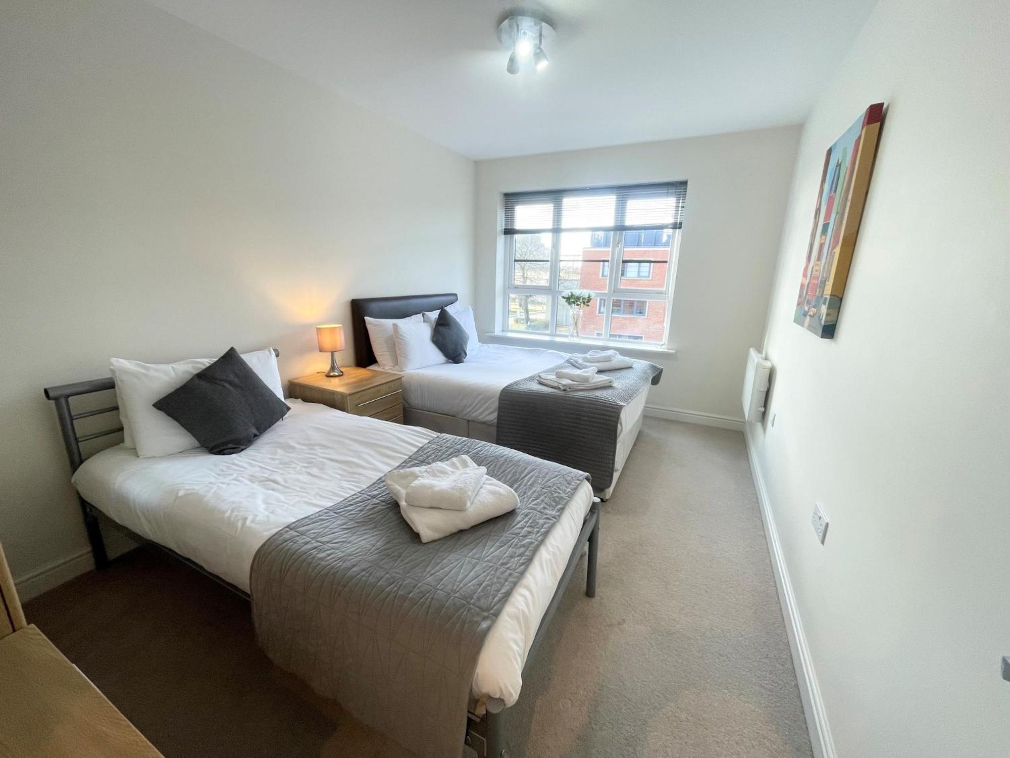 Blue Sky Apartments @Wallis Square, Farnborough Фарнбъро Екстериор снимка
