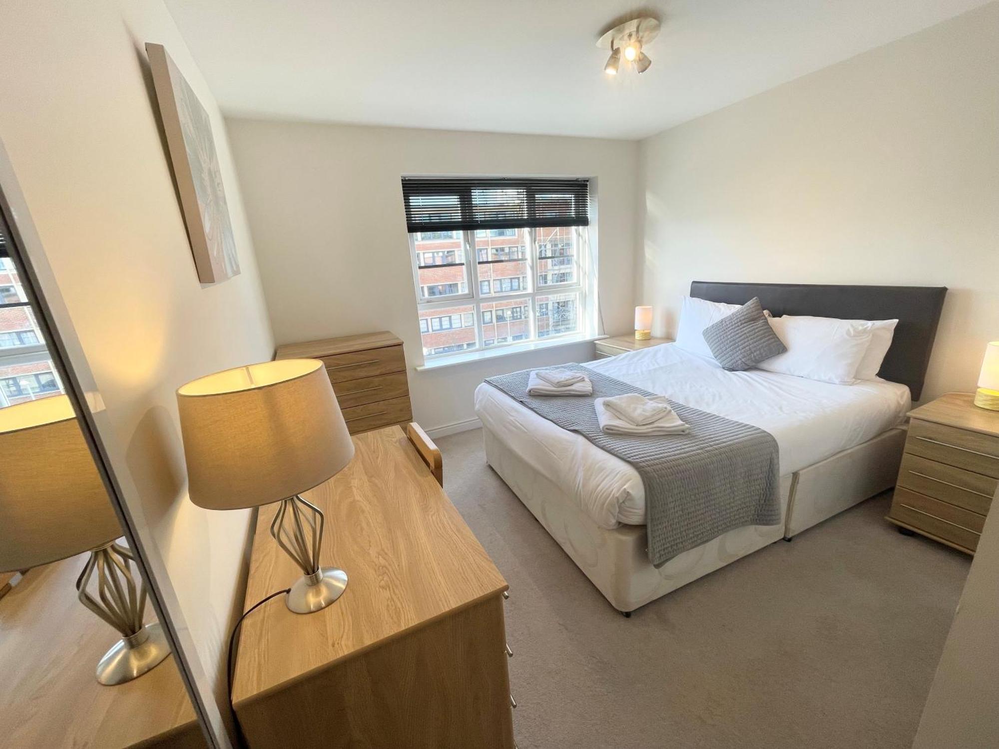 Blue Sky Apartments @Wallis Square, Farnborough Фарнбъро Екстериор снимка