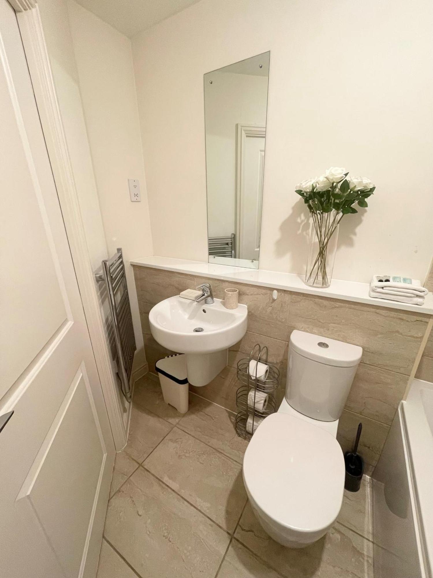 Blue Sky Apartments @Wallis Square, Farnborough Фарнбъро Екстериор снимка