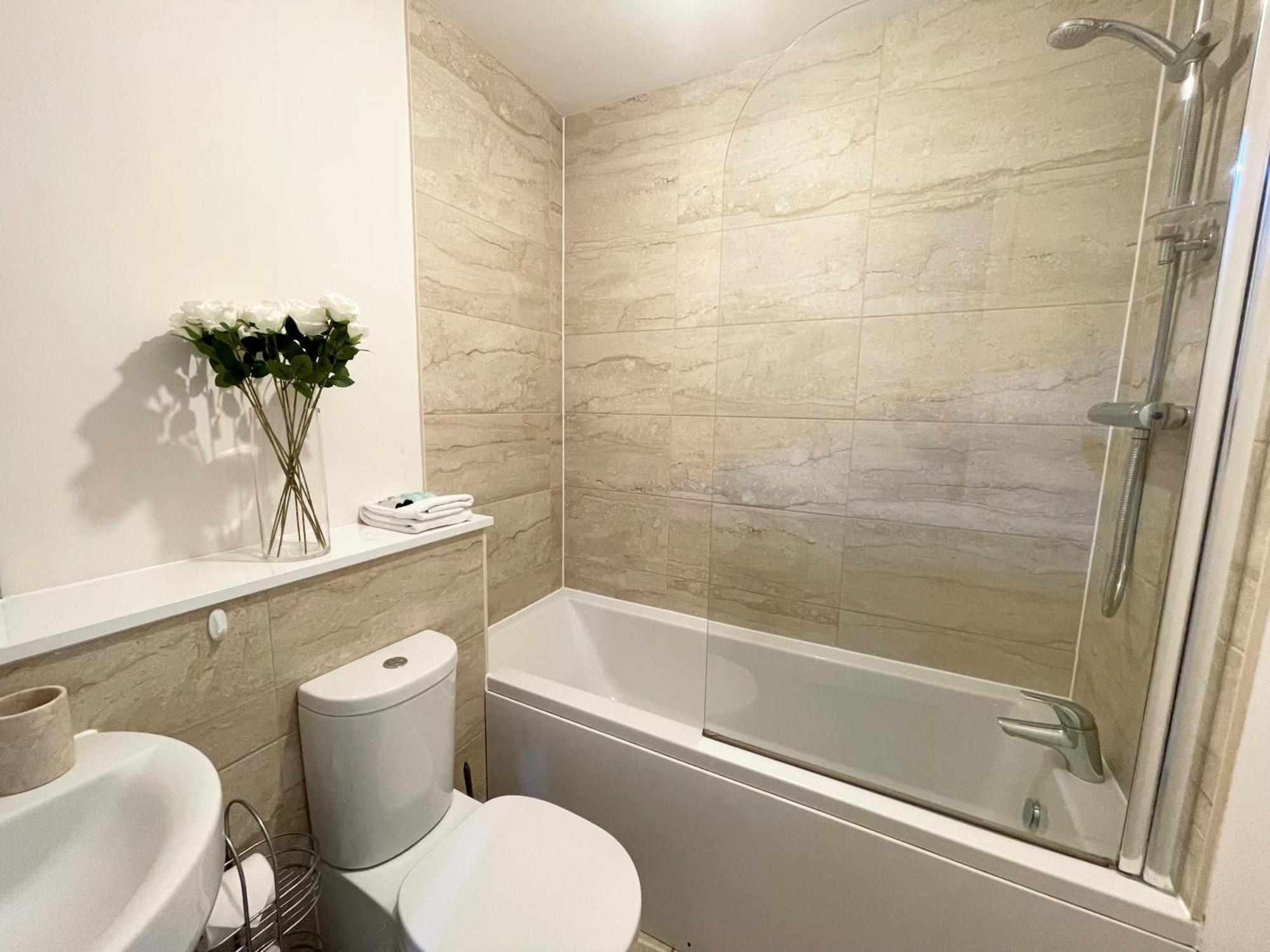 Blue Sky Apartments @Wallis Square, Farnborough Фарнбъро Екстериор снимка