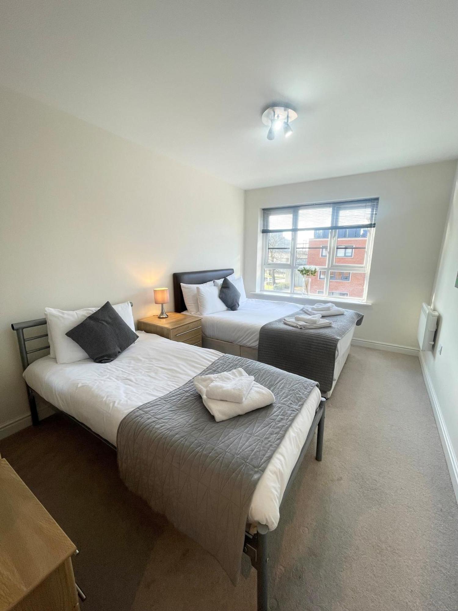 Blue Sky Apartments @Wallis Square, Farnborough Фарнбъро Екстериор снимка