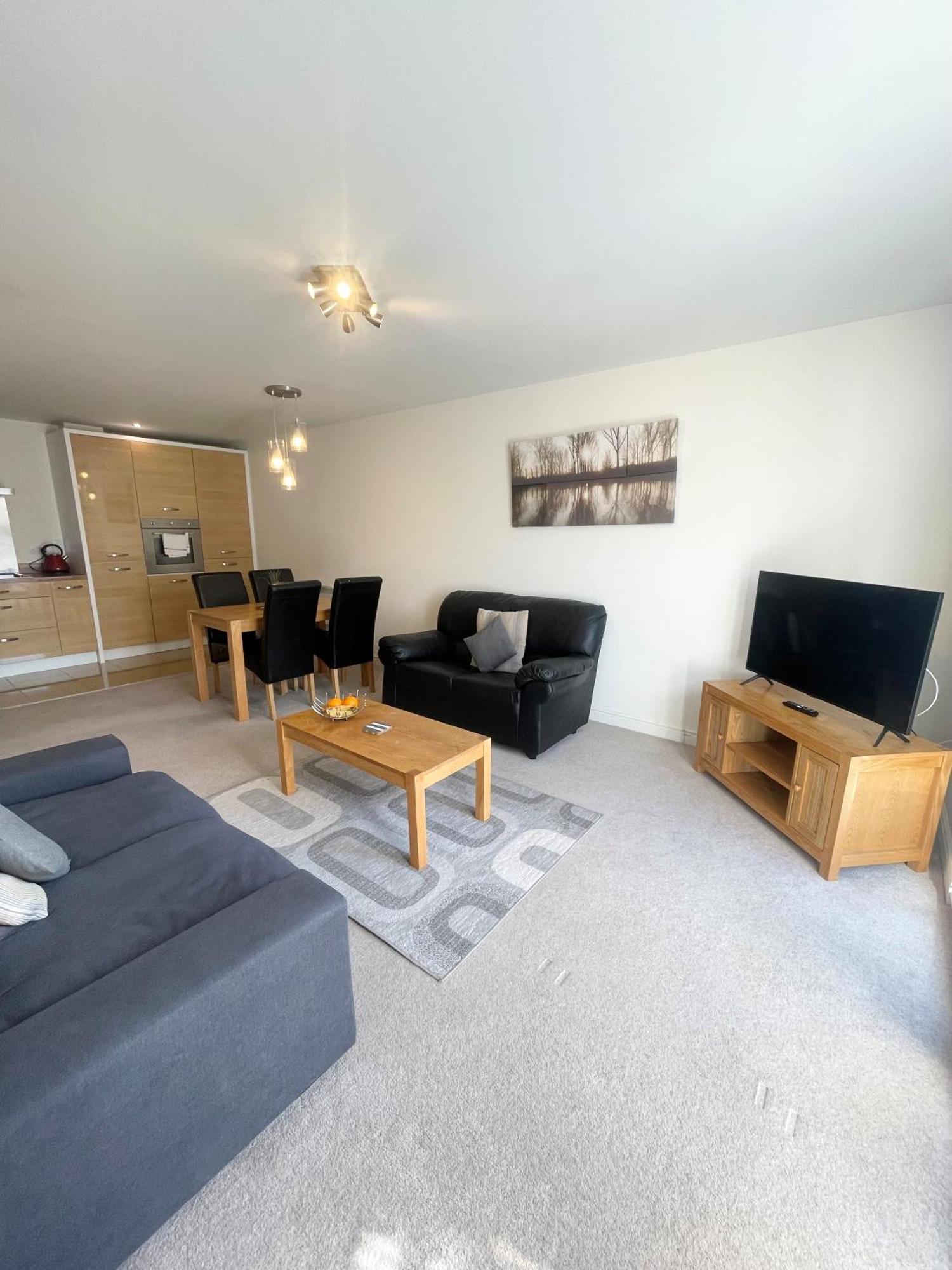 Blue Sky Apartments @Wallis Square, Farnborough Фарнбъро Екстериор снимка