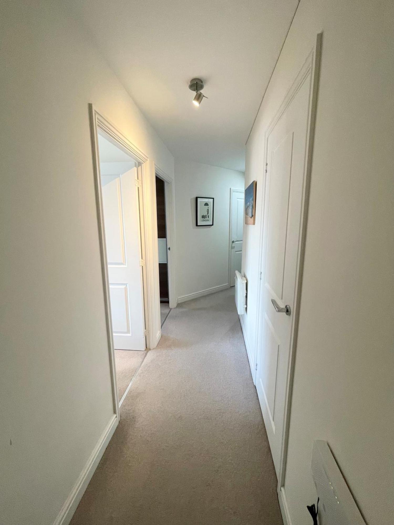 Blue Sky Apartments @Wallis Square, Farnborough Фарнбъро Екстериор снимка