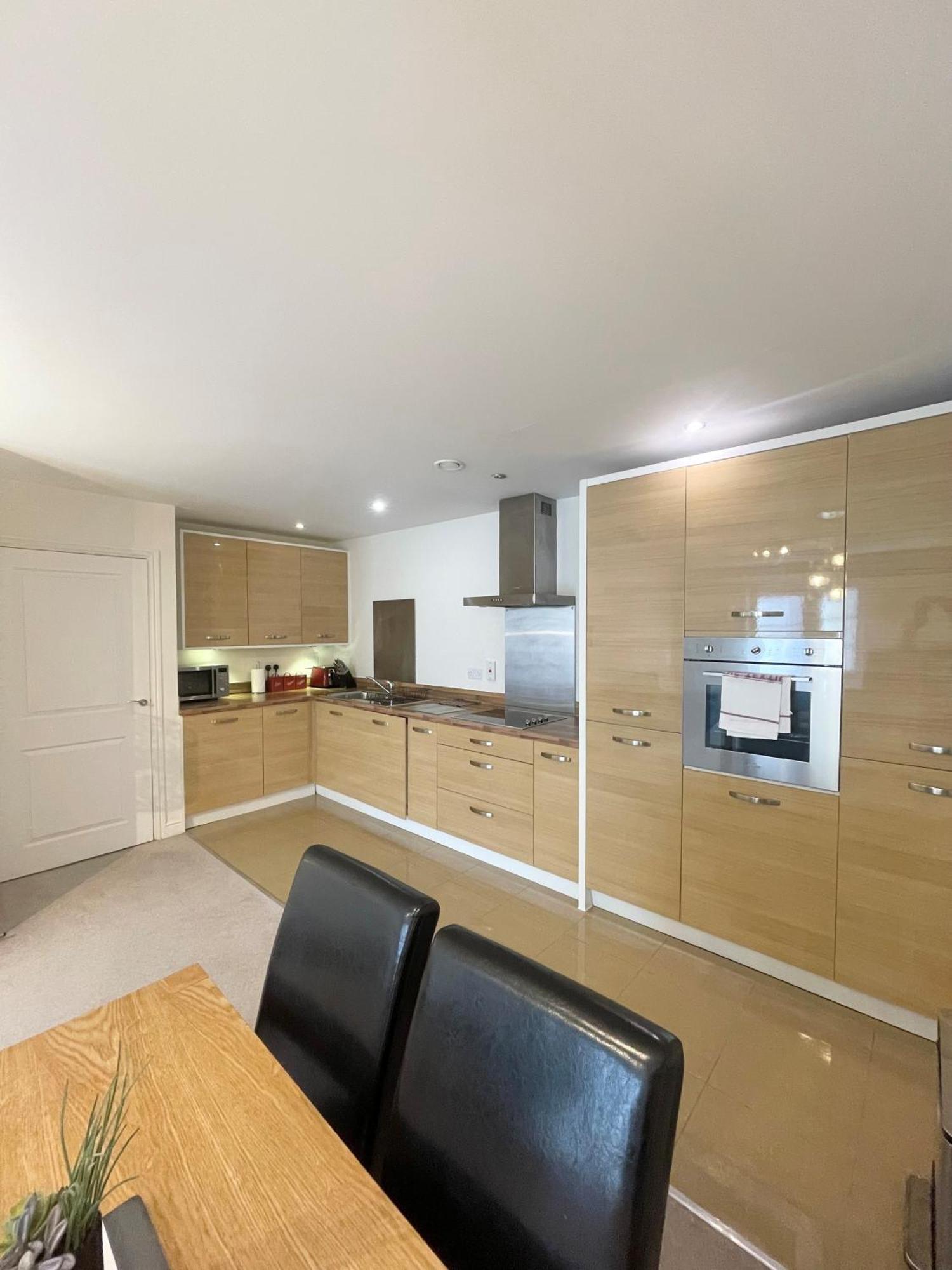 Blue Sky Apartments @Wallis Square, Farnborough Фарнбъро Екстериор снимка