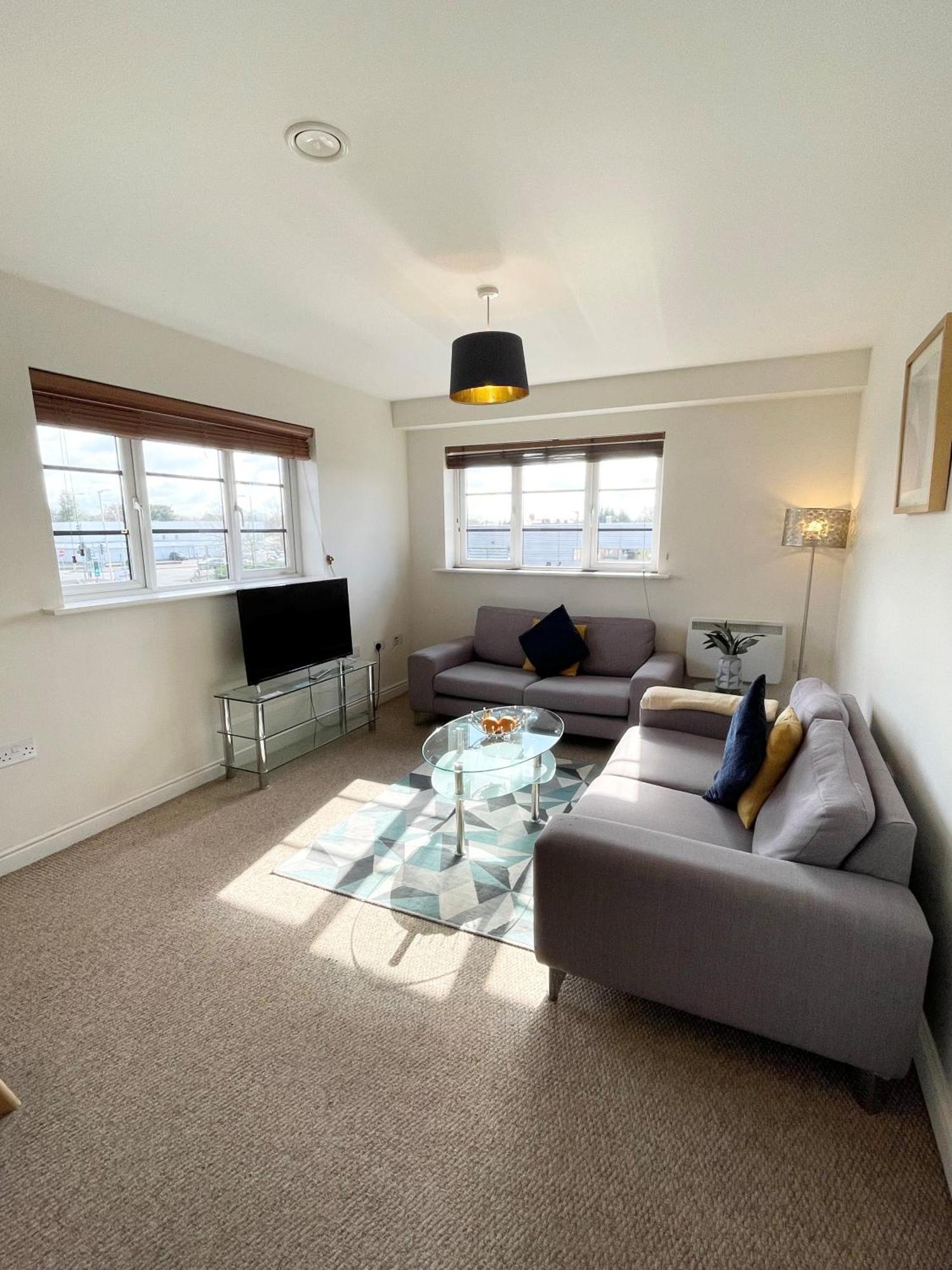 Blue Sky Apartments @Wallis Square, Farnborough Фарнбъро Екстериор снимка
