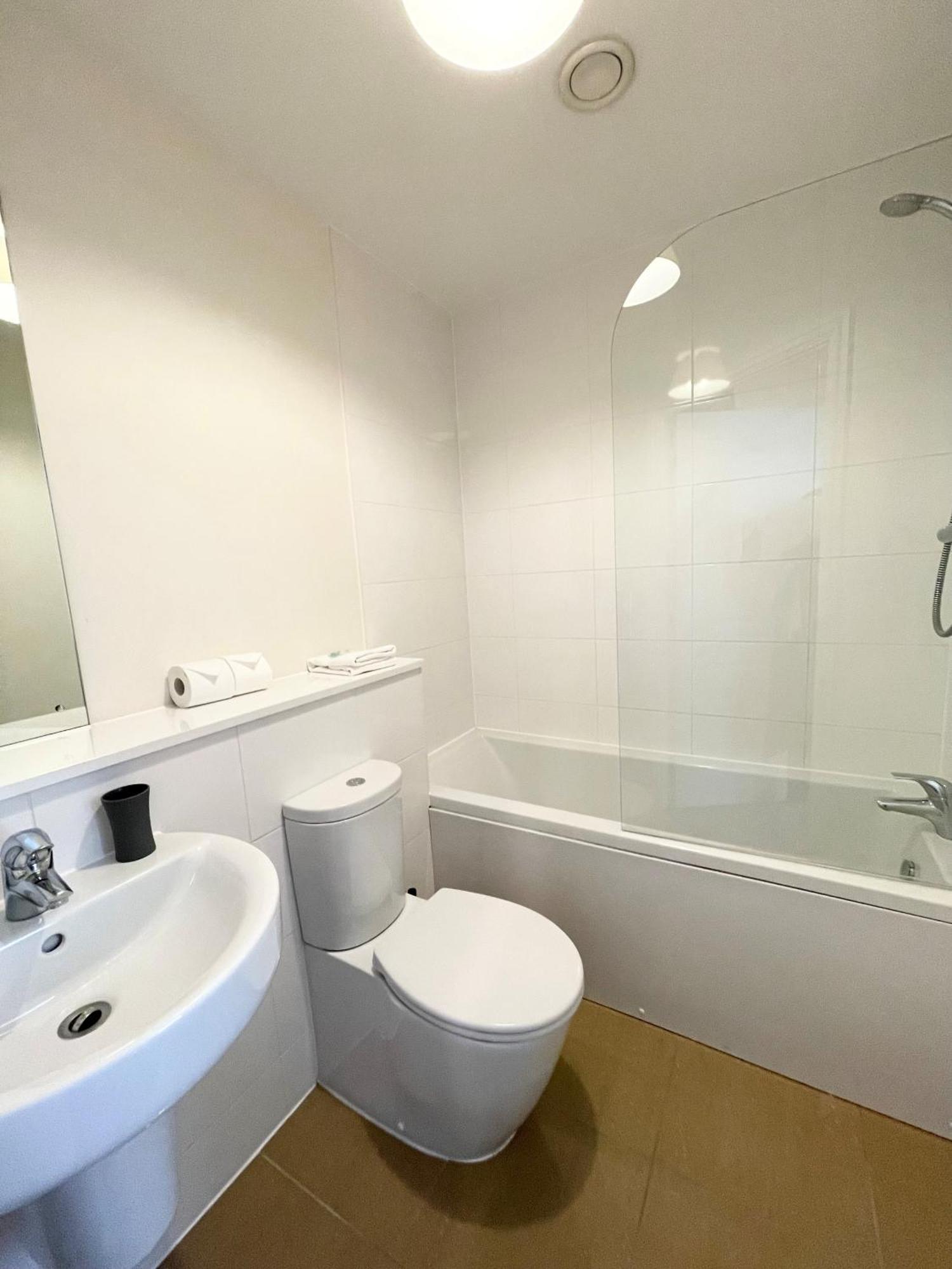 Blue Sky Apartments @Wallis Square, Farnborough Фарнбъро Екстериор снимка