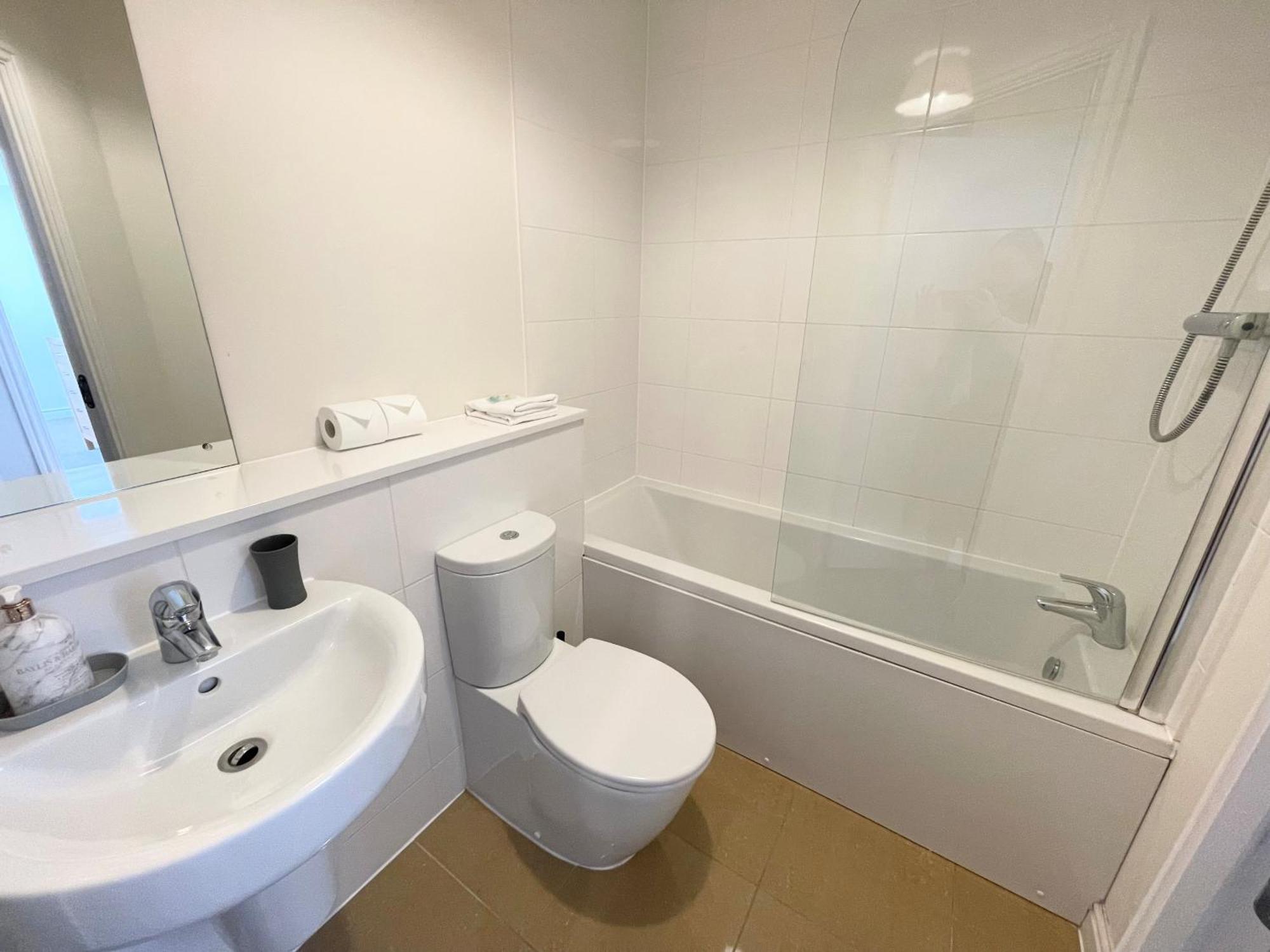 Blue Sky Apartments @Wallis Square, Farnborough Фарнбъро Екстериор снимка