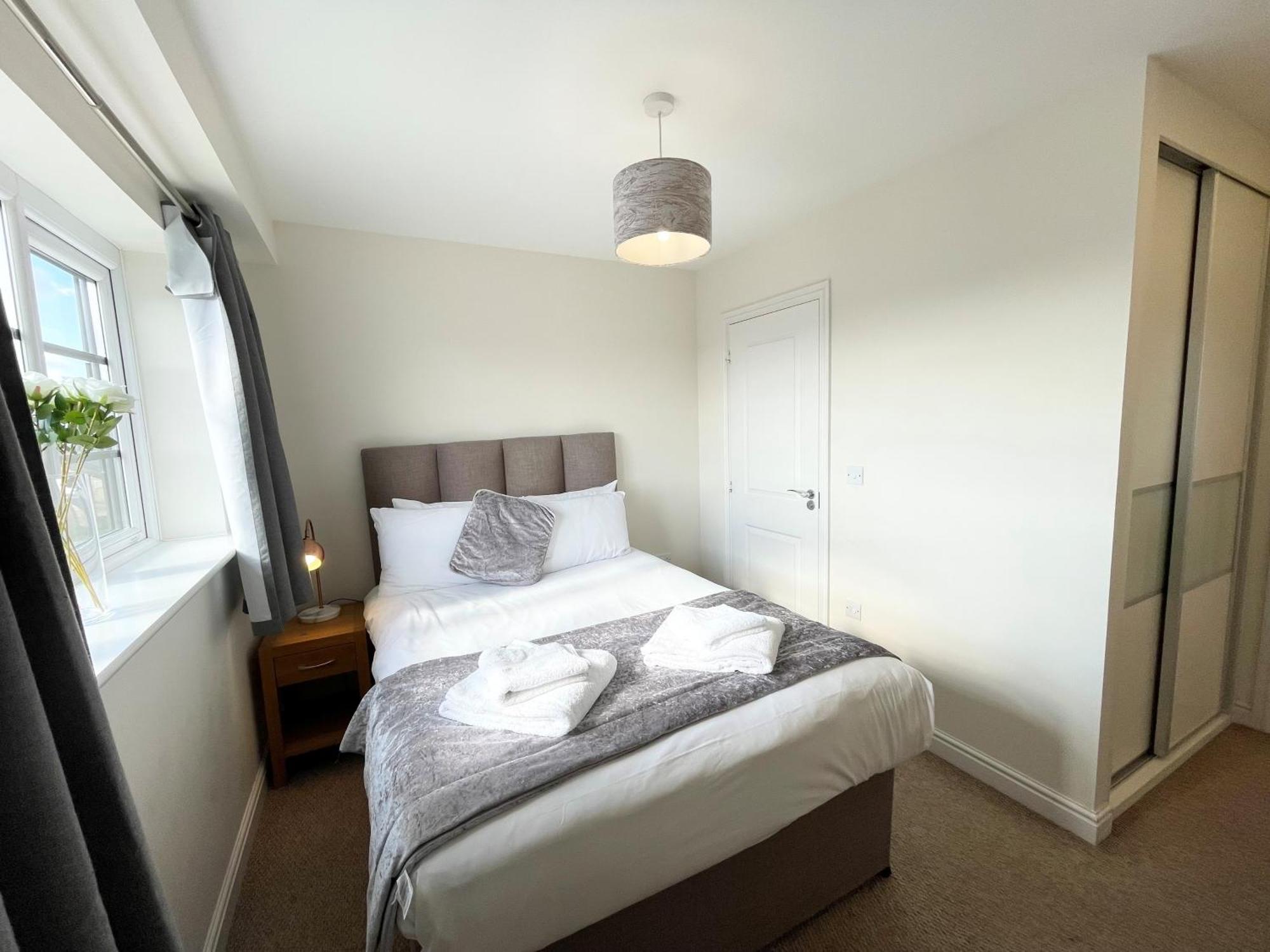 Blue Sky Apartments @Wallis Square, Farnborough Фарнбъро Екстериор снимка