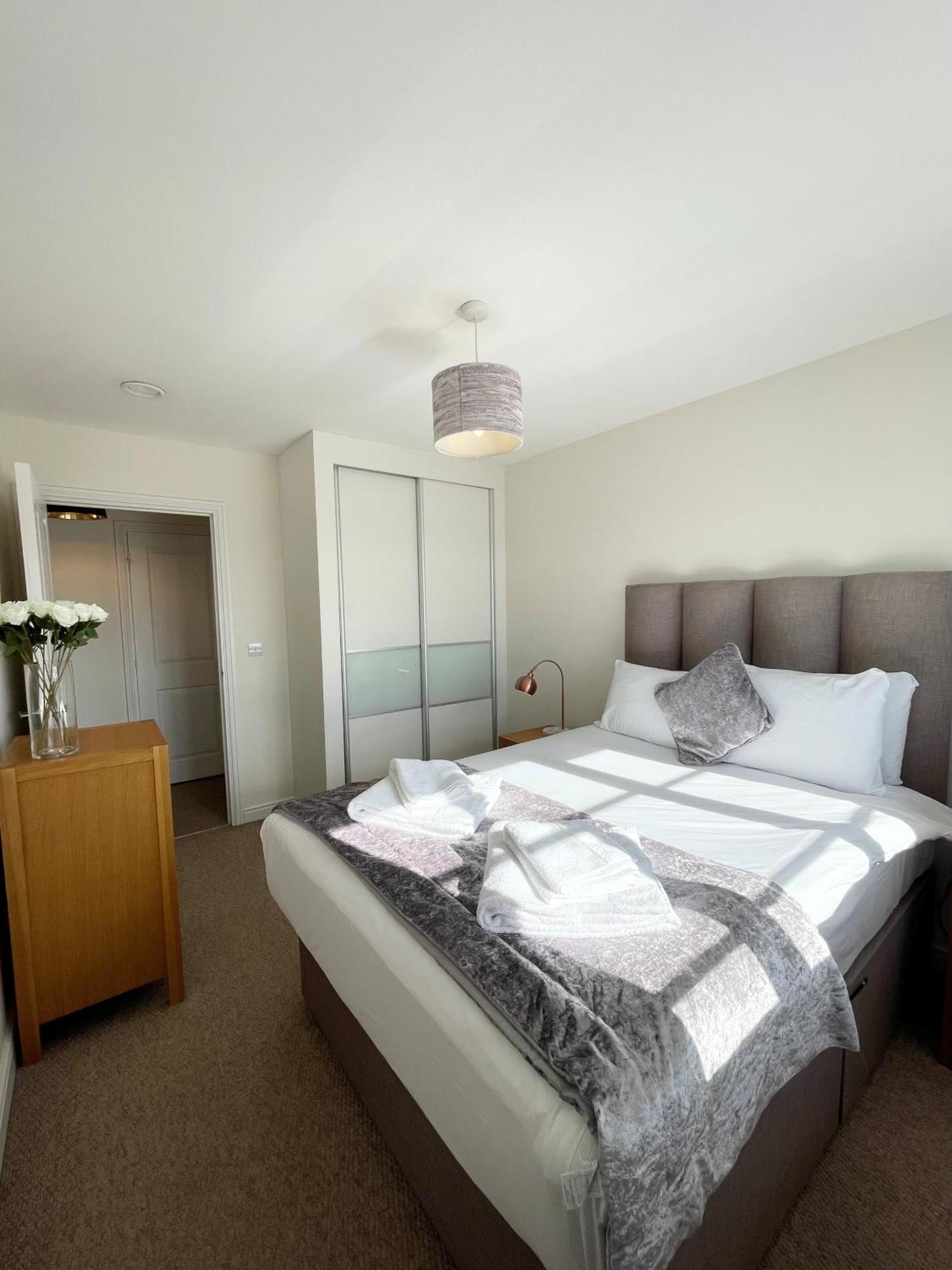 Blue Sky Apartments @Wallis Square, Farnborough Фарнбъро Екстериор снимка
