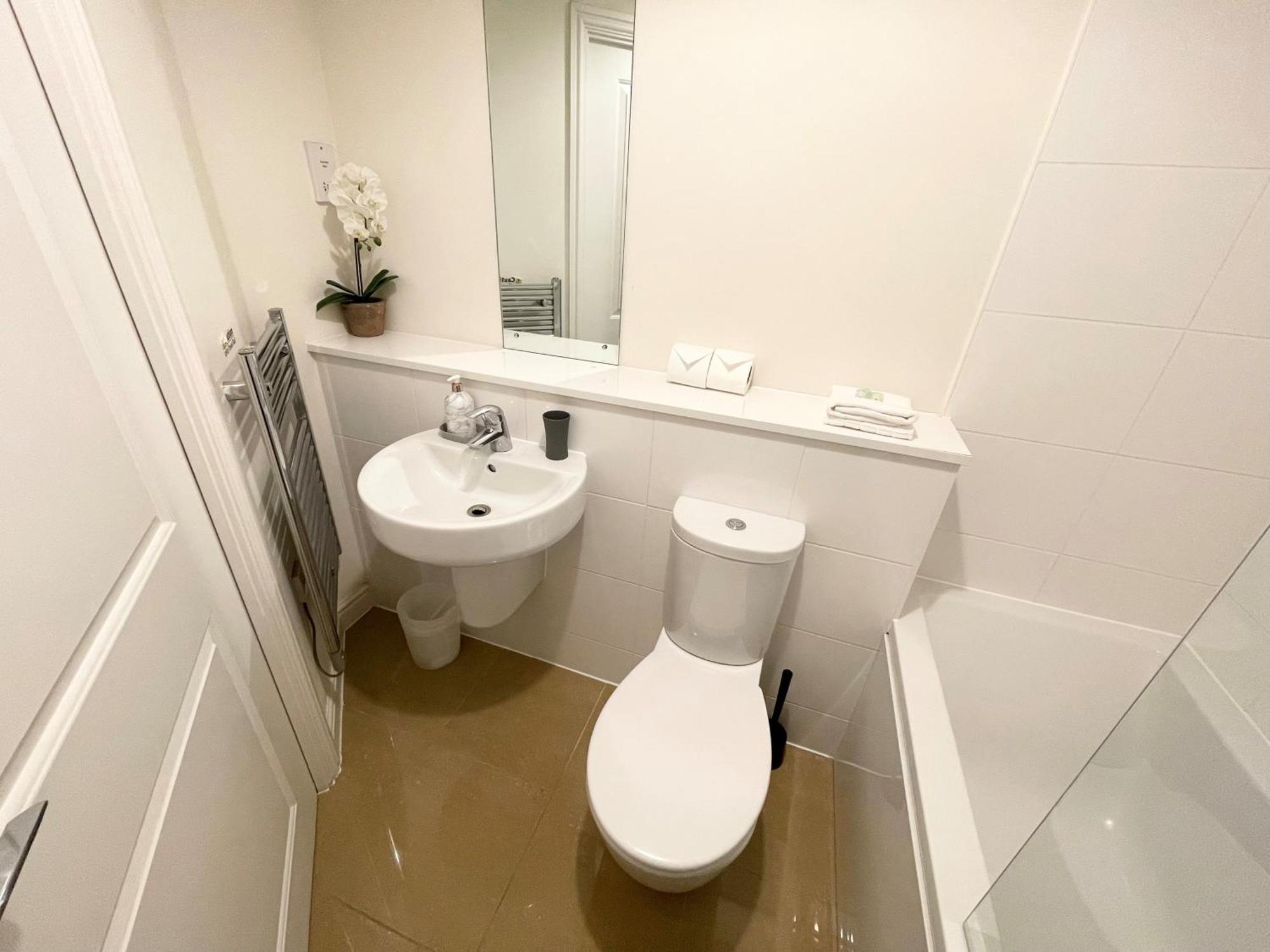 Blue Sky Apartments @Wallis Square, Farnborough Фарнбъро Екстериор снимка