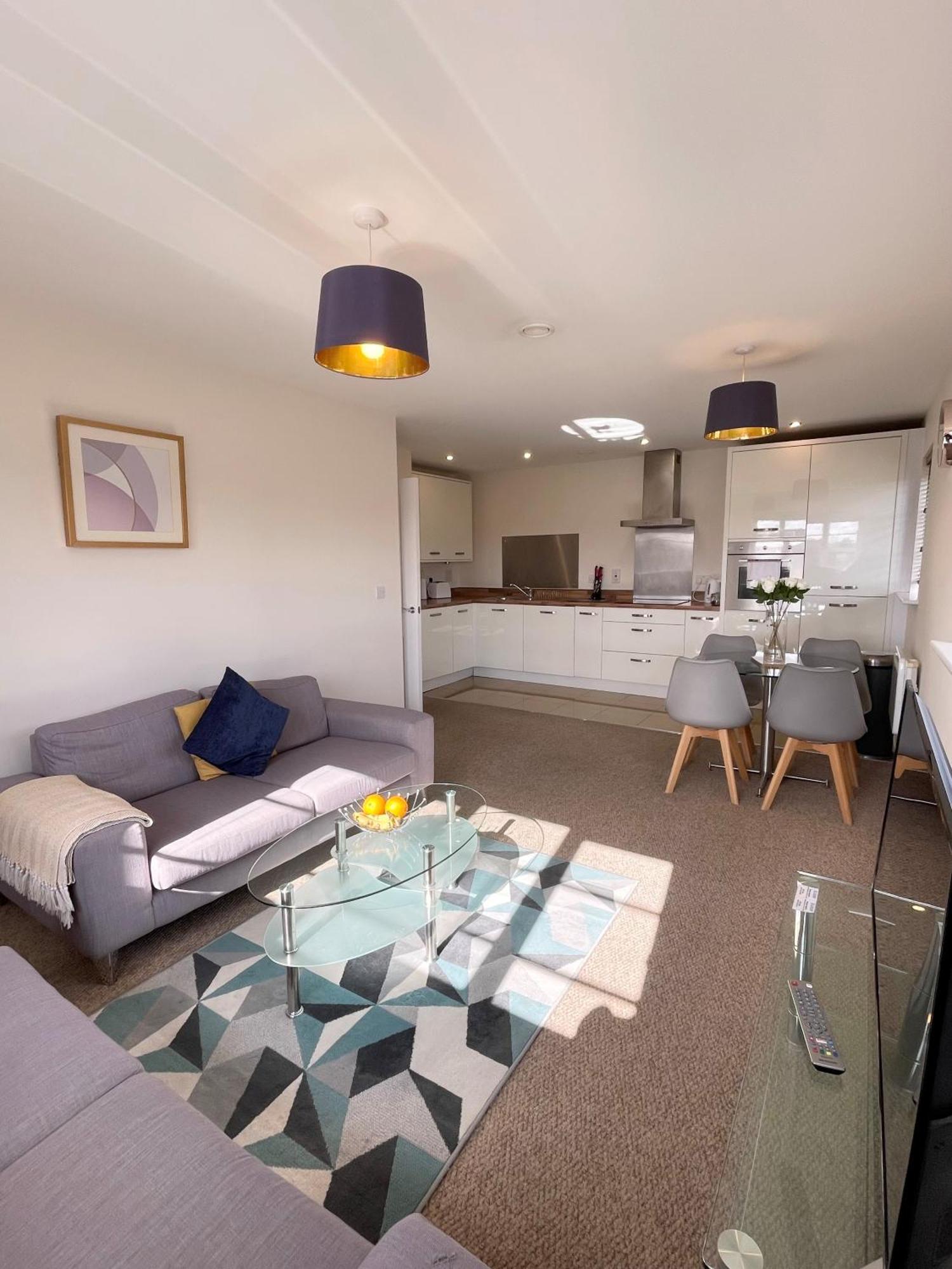Blue Sky Apartments @Wallis Square, Farnborough Фарнбъро Екстериор снимка