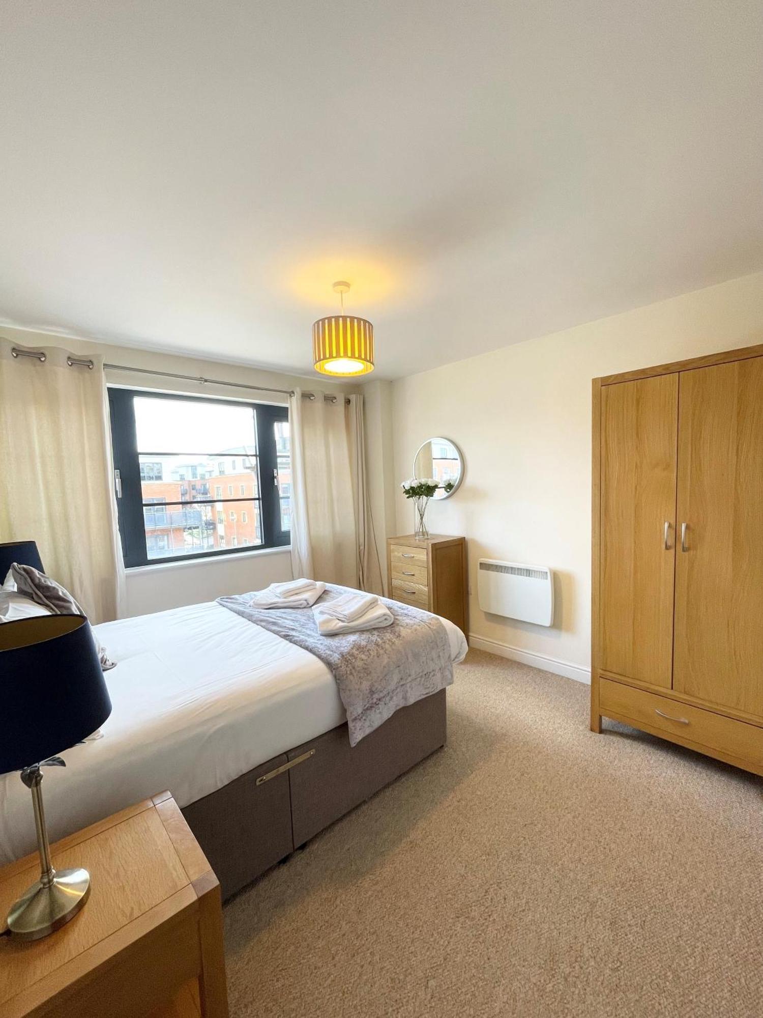 Blue Sky Apartments @Wallis Square, Farnborough Фарнбъро Екстериор снимка