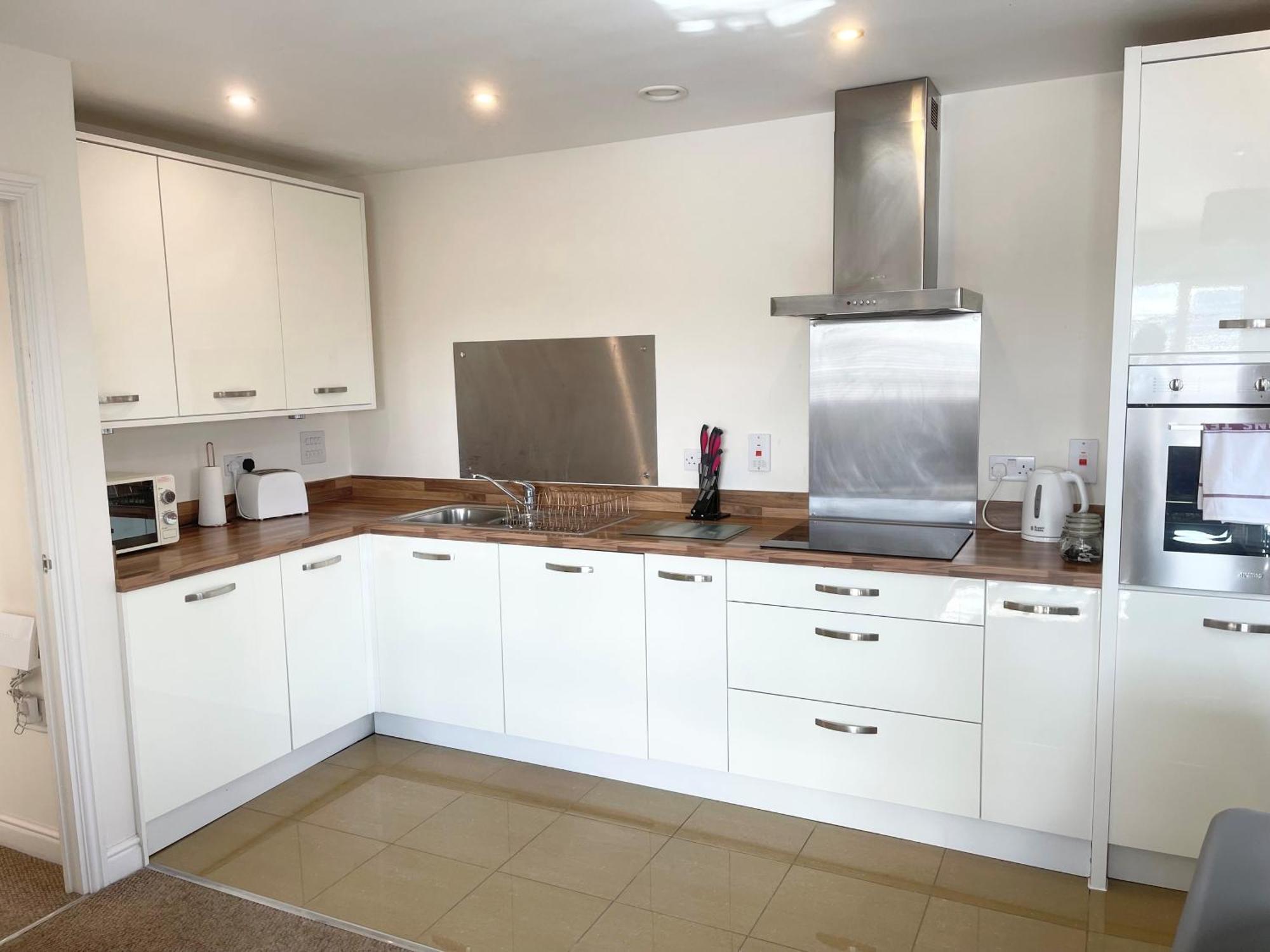 Blue Sky Apartments @Wallis Square, Farnborough Фарнбъро Екстериор снимка