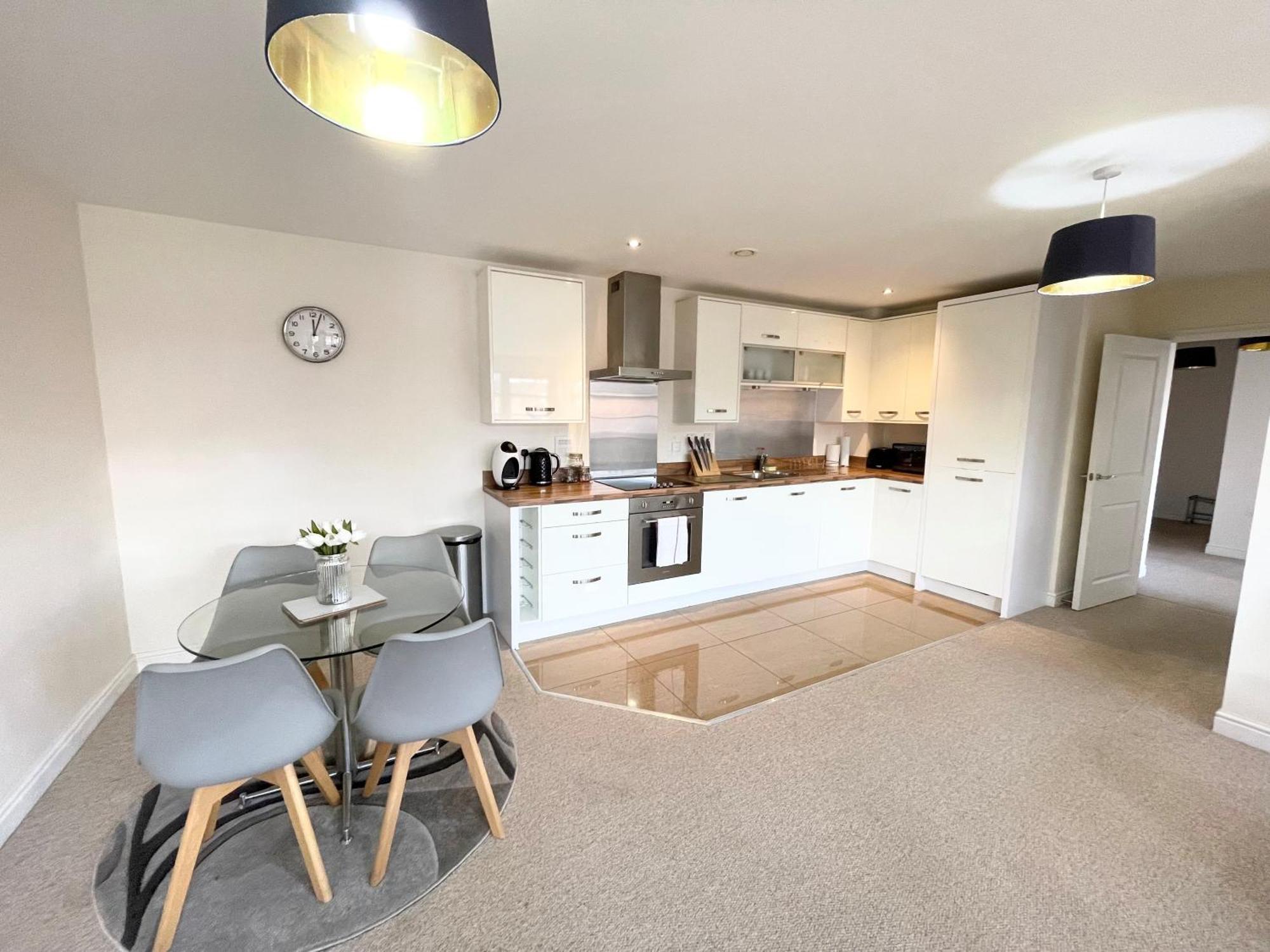 Blue Sky Apartments @Wallis Square, Farnborough Фарнбъро Екстериор снимка