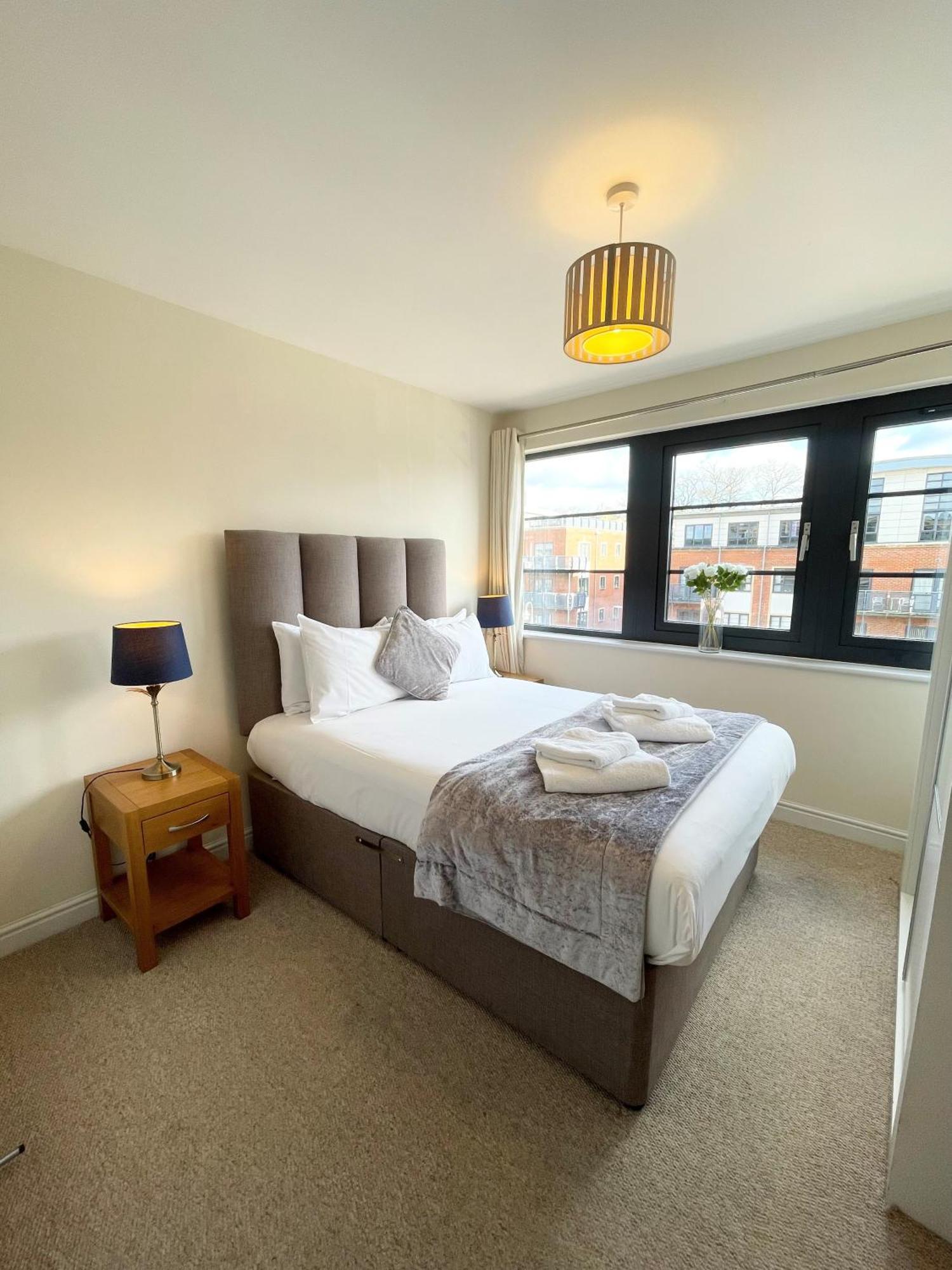 Blue Sky Apartments @Wallis Square, Farnborough Фарнбъро Екстериор снимка