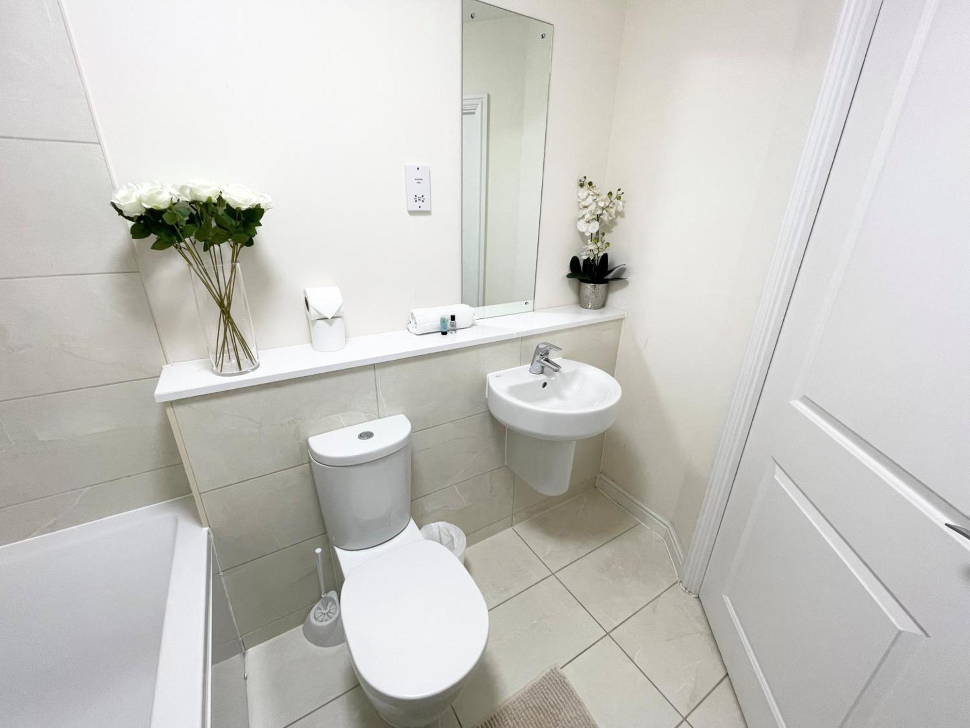 Blue Sky Apartments @Wallis Square, Farnborough Фарнбъро Екстериор снимка