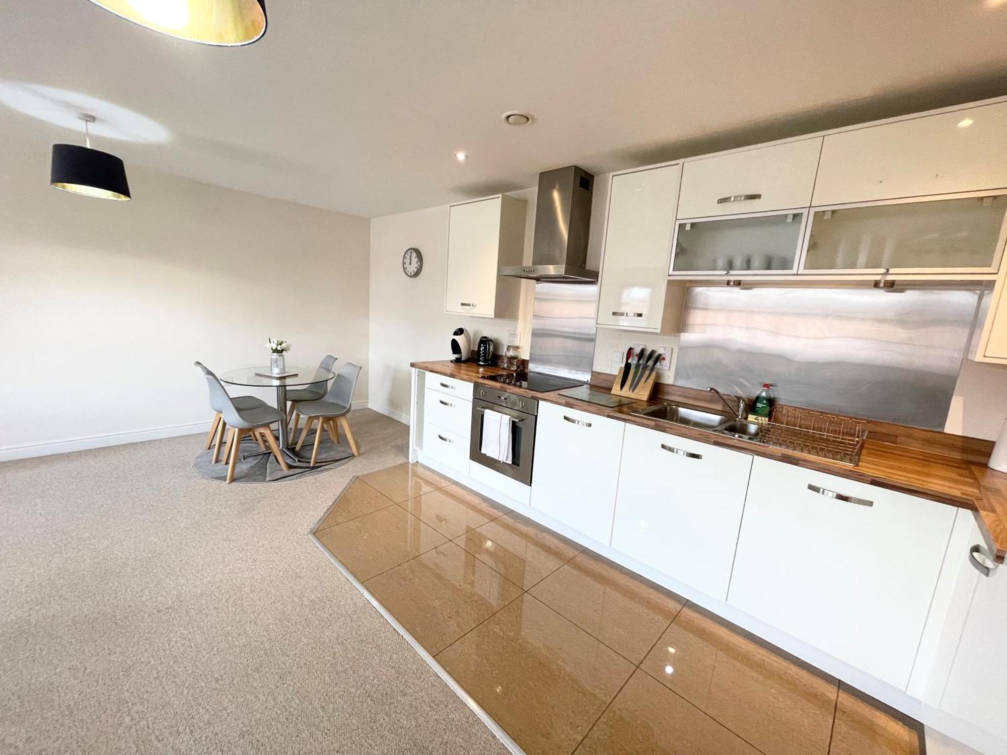 Blue Sky Apartments @Wallis Square, Farnborough Фарнбъро Екстериор снимка