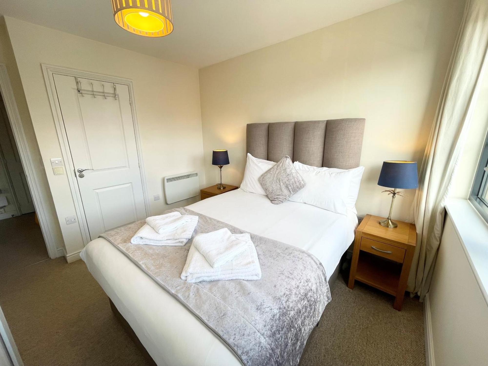 Blue Sky Apartments @Wallis Square, Farnborough Фарнбъро Екстериор снимка