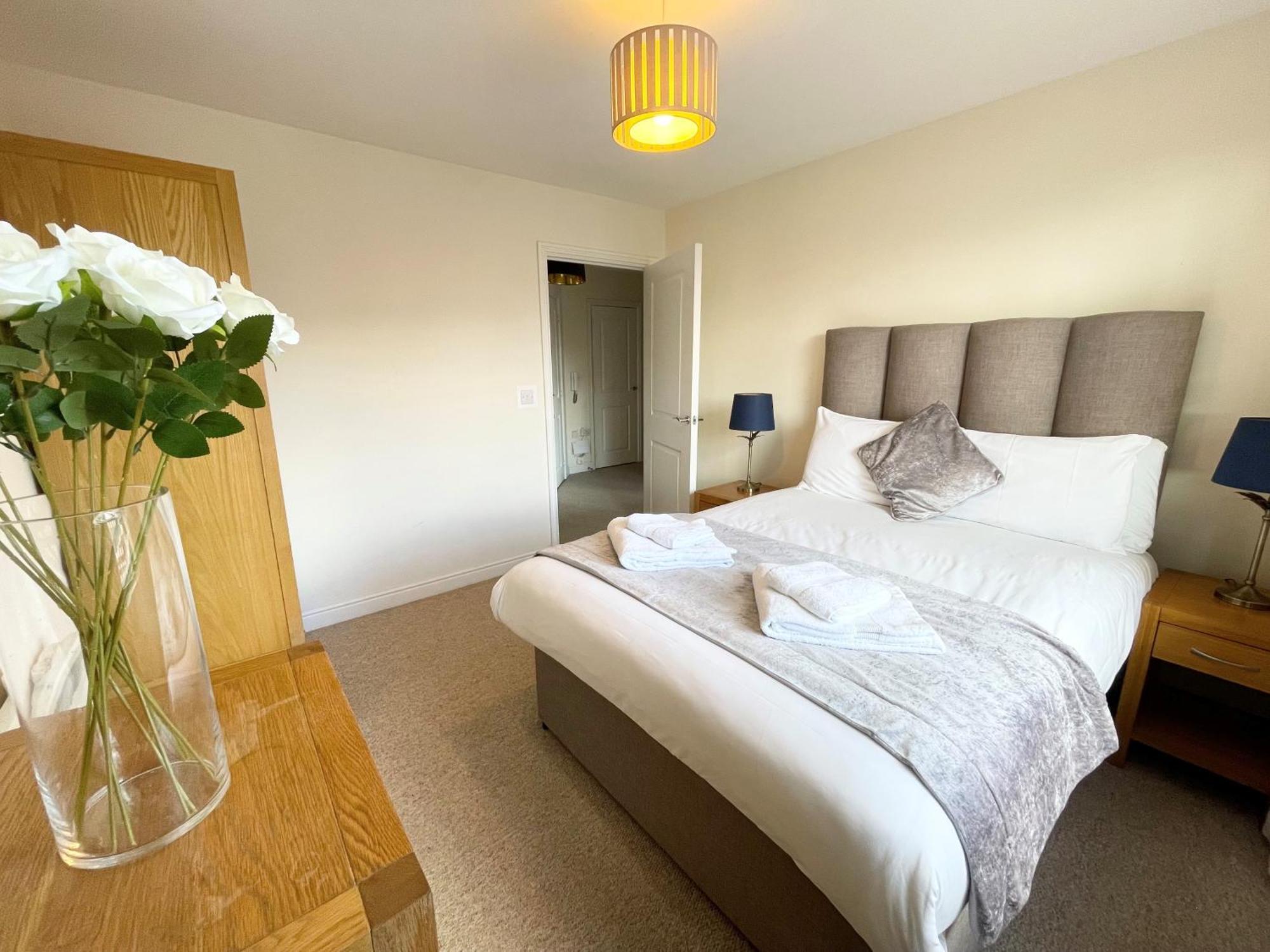 Blue Sky Apartments @Wallis Square, Farnborough Фарнбъро Екстериор снимка