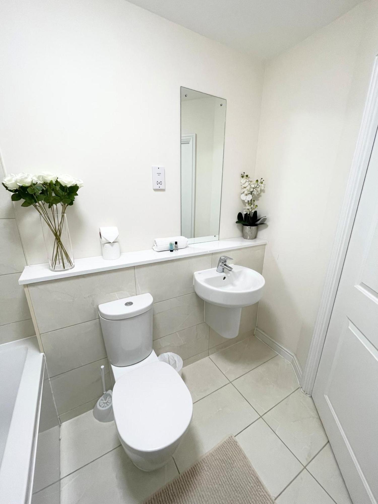 Blue Sky Apartments @Wallis Square, Farnborough Фарнбъро Екстериор снимка