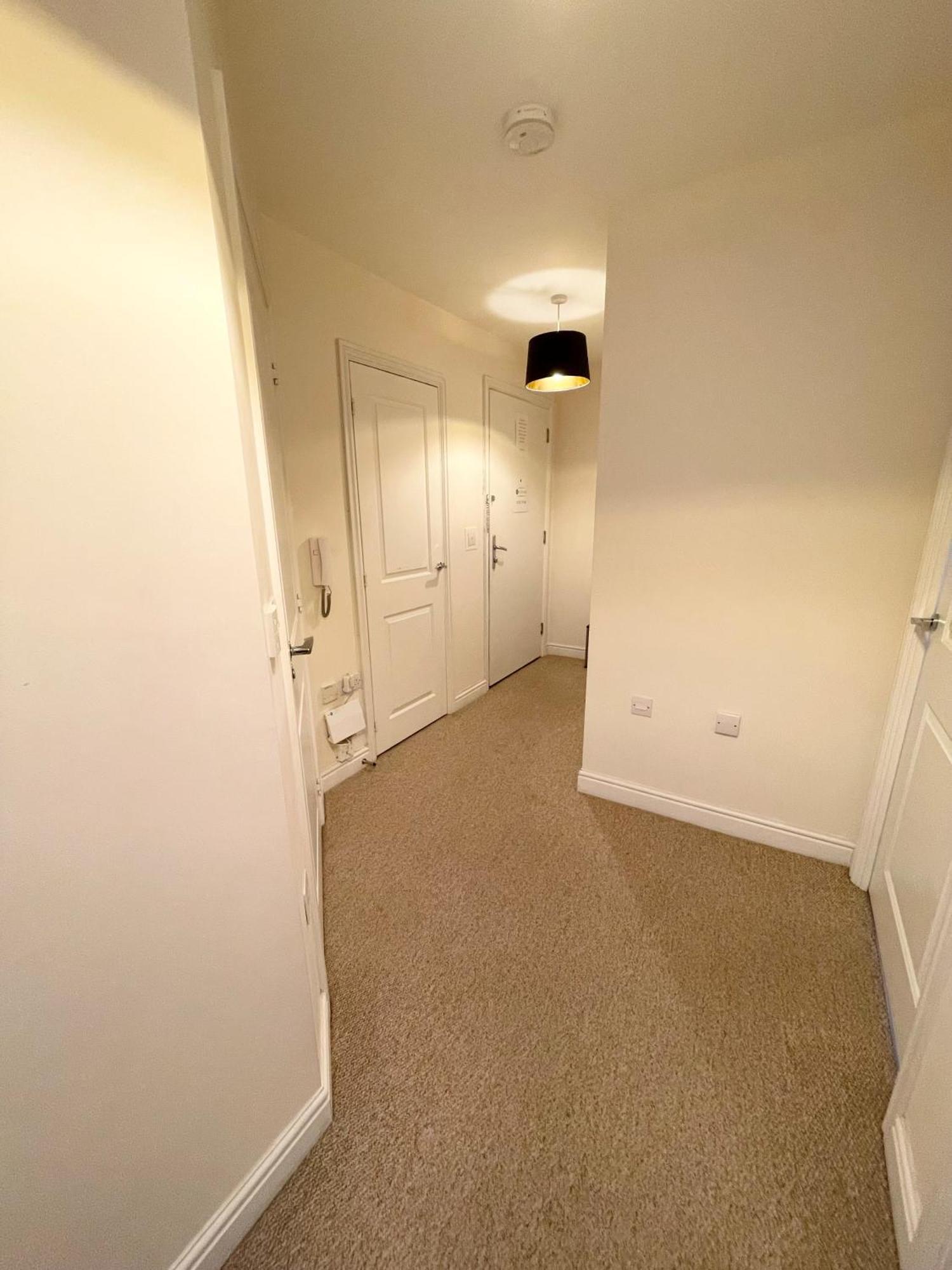 Blue Sky Apartments @Wallis Square, Farnborough Фарнбъро Екстериор снимка