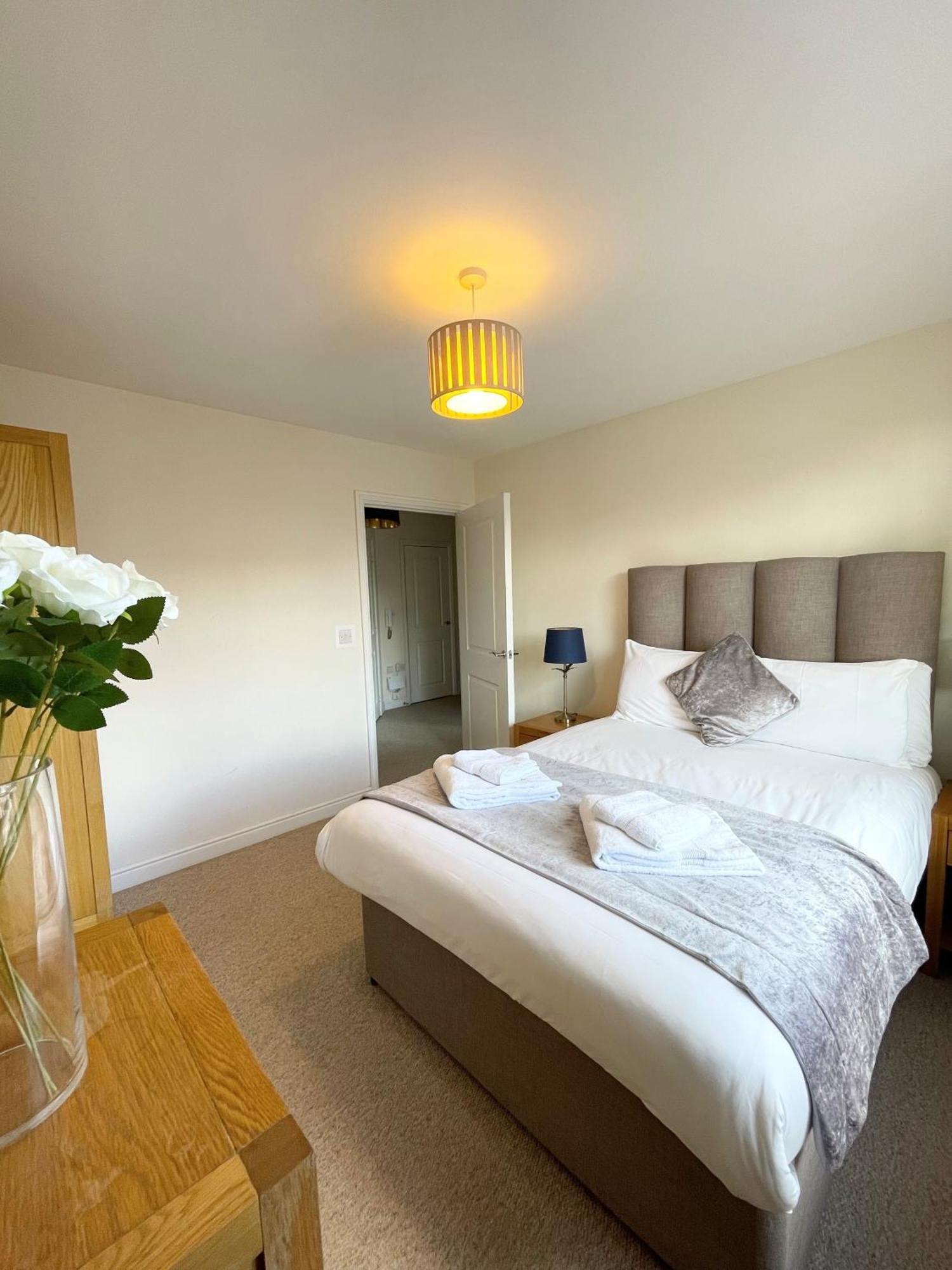 Blue Sky Apartments @Wallis Square, Farnborough Фарнбъро Екстериор снимка