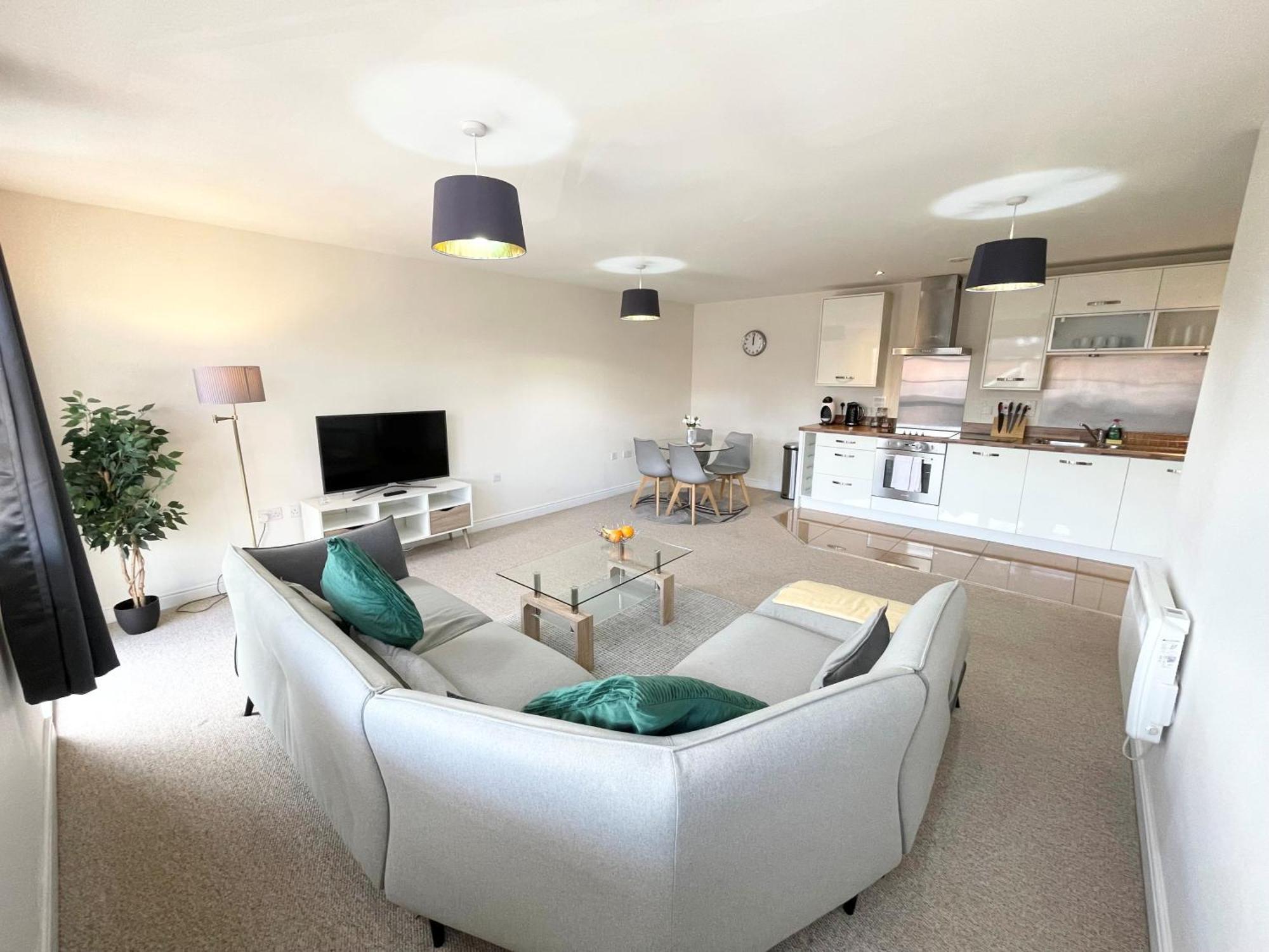 Blue Sky Apartments @Wallis Square, Farnborough Фарнбъро Екстериор снимка