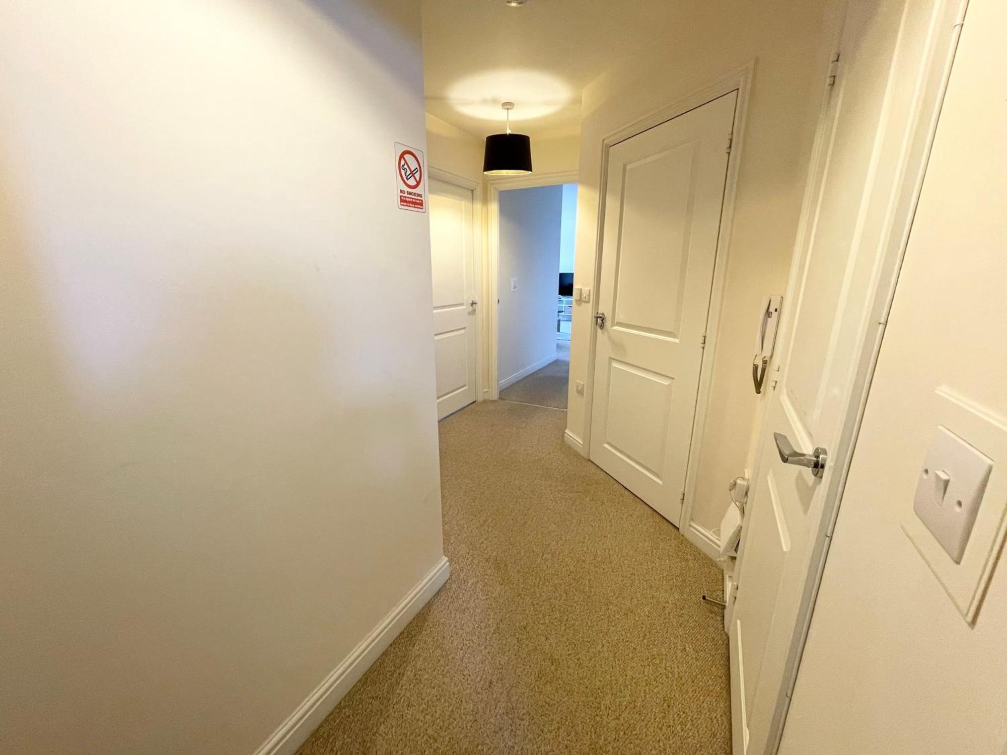 Blue Sky Apartments @Wallis Square, Farnborough Фарнбъро Екстериор снимка