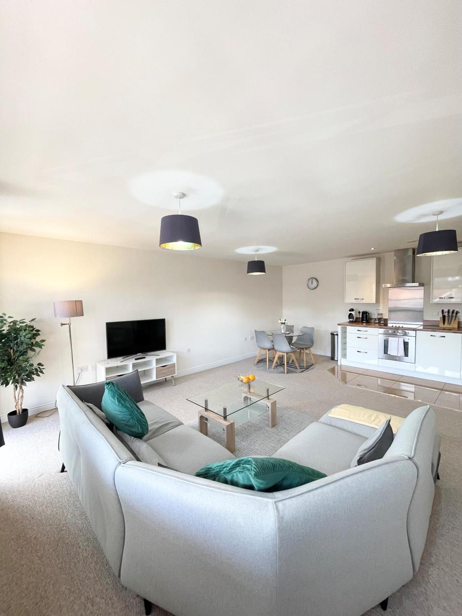 Blue Sky Apartments @Wallis Square, Farnborough Фарнбъро Екстериор снимка