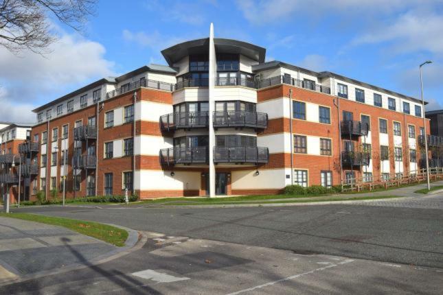 Blue Sky Apartments @Wallis Square, Farnborough Фарнбъро Екстериор снимка