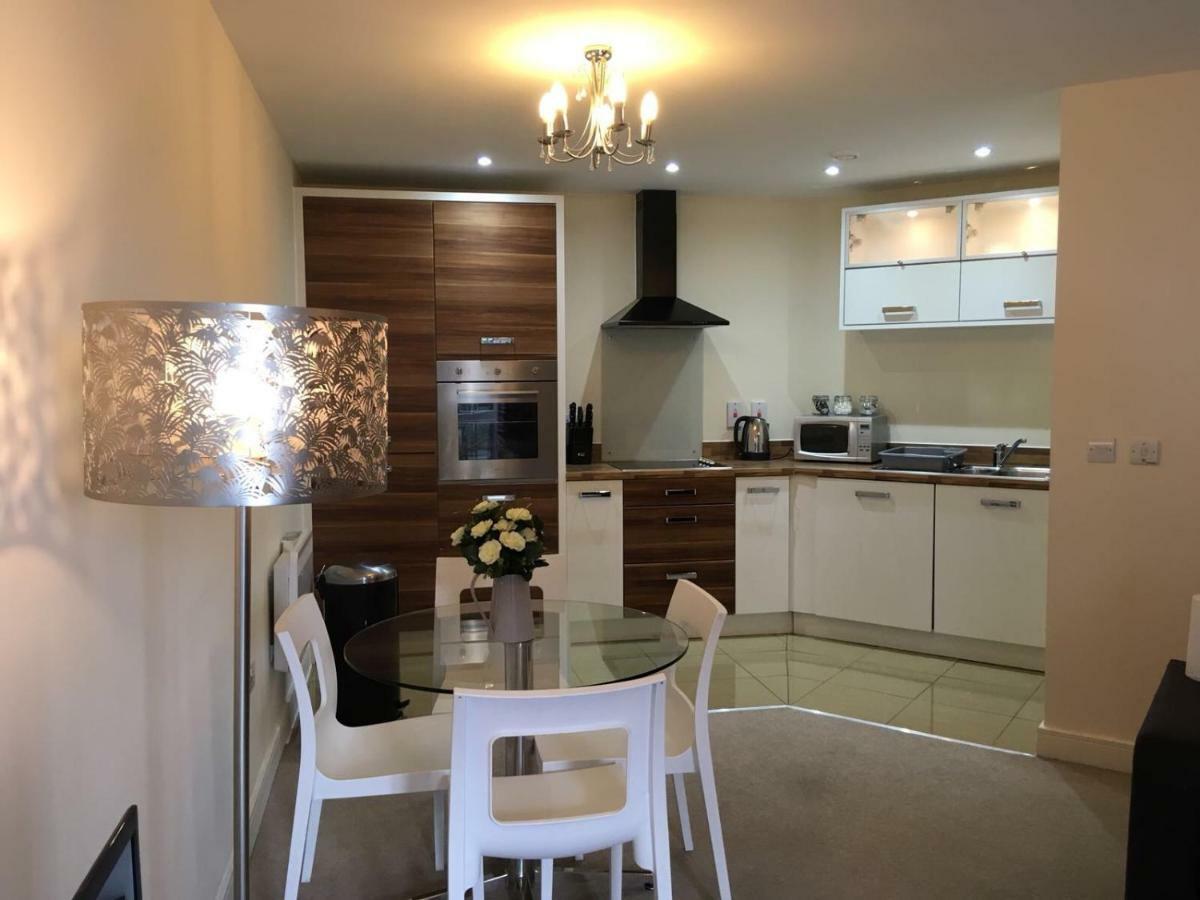 Blue Sky Apartments @Wallis Square, Farnborough Фарнбъро Екстериор снимка