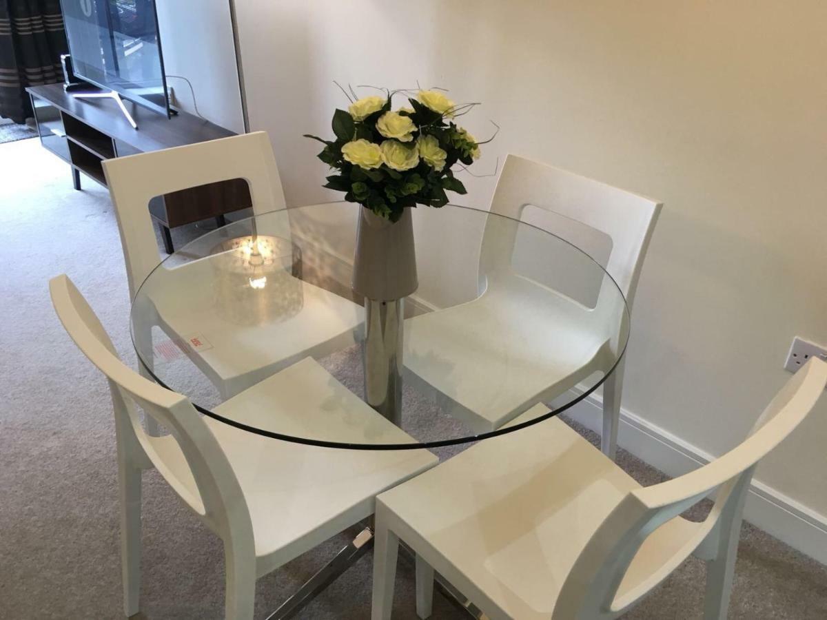 Blue Sky Apartments @Wallis Square, Farnborough Фарнбъро Екстериор снимка