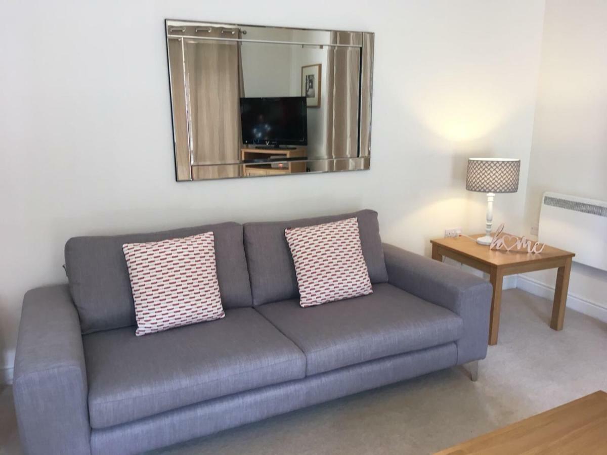 Blue Sky Apartments @Wallis Square, Farnborough Фарнбъро Екстериор снимка