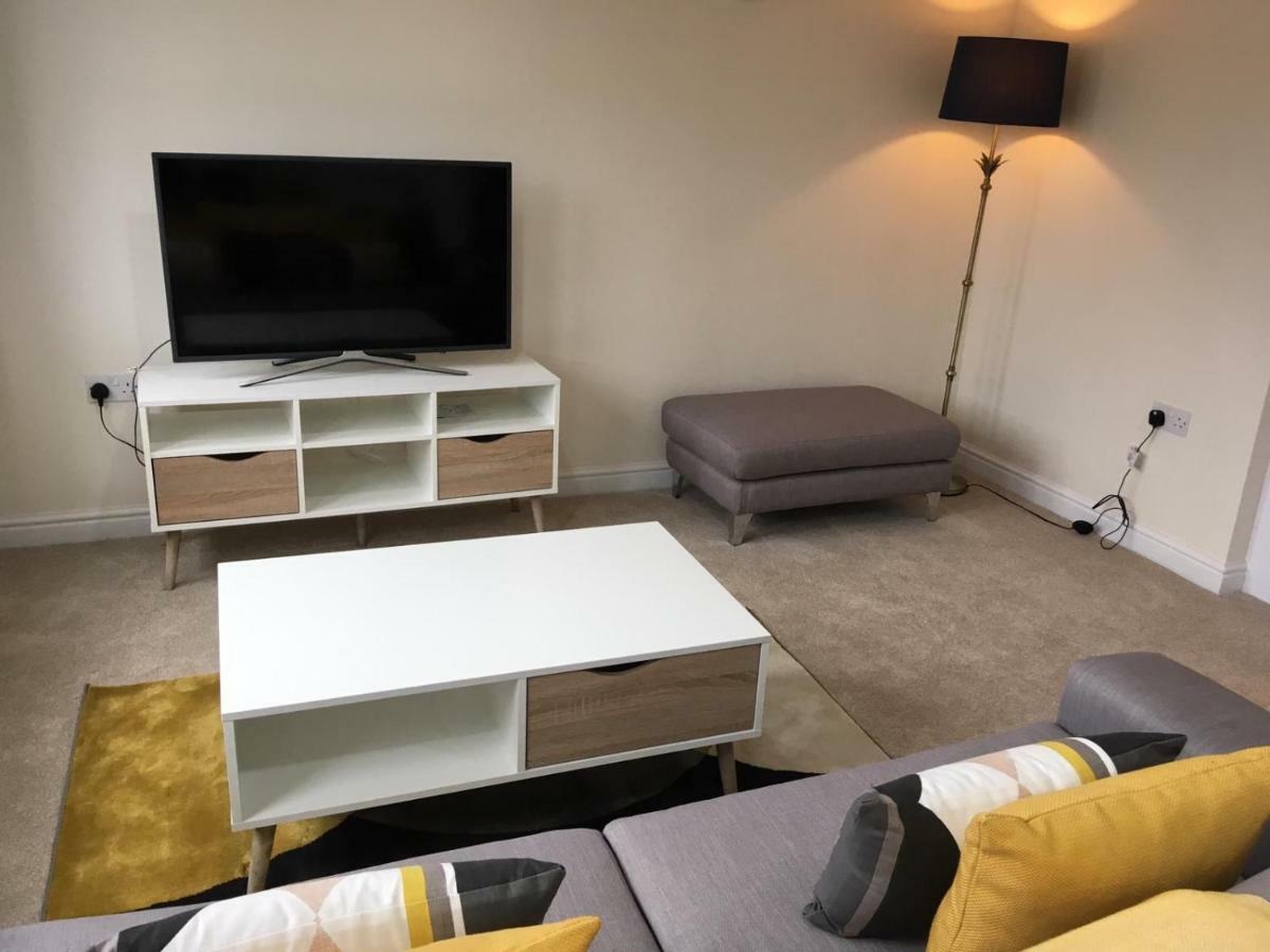 Blue Sky Apartments @Wallis Square, Farnborough Фарнбъро Екстериор снимка